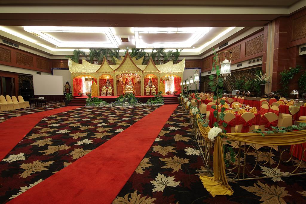 Pangeran Beach Hotel Padang  Exteriör bild
