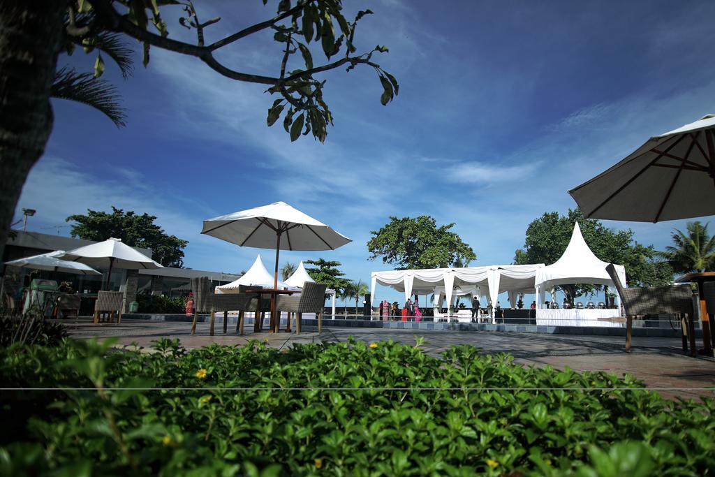 Pangeran Beach Hotel Padang  Exteriör bild
