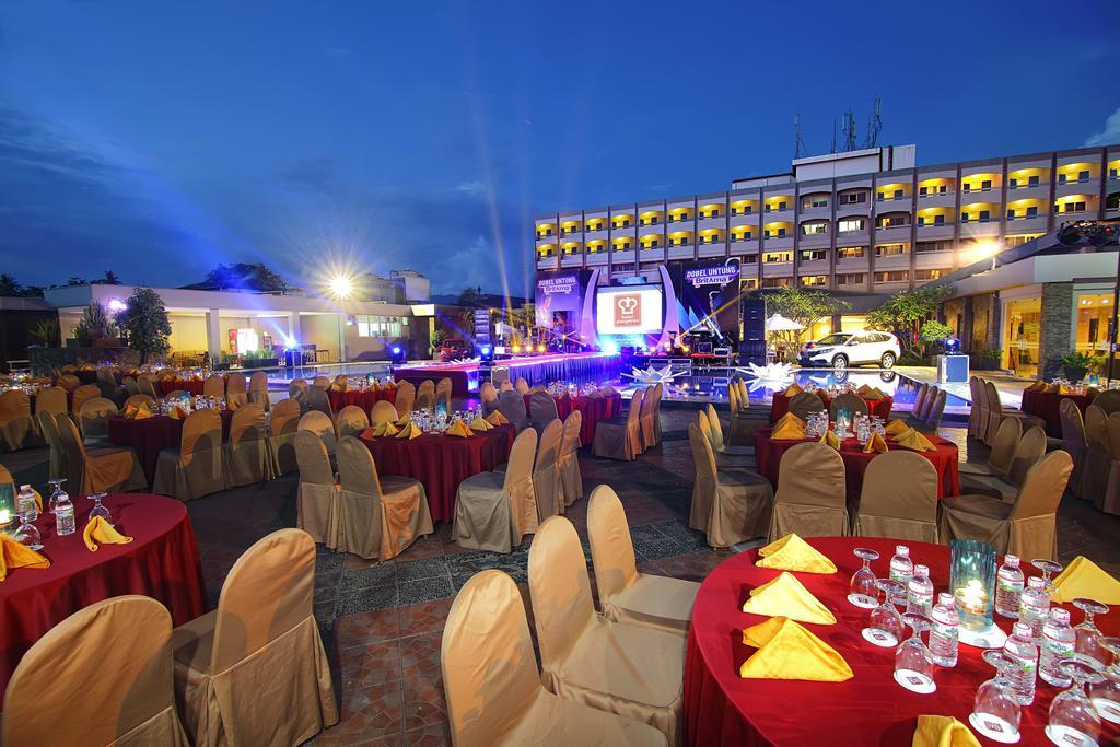 Pangeran Beach Hotel Padang  Exteriör bild