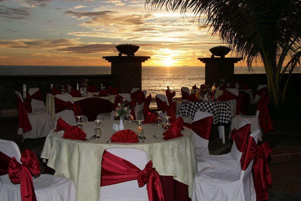 Pangeran Beach Hotel Padang  Exteriör bild