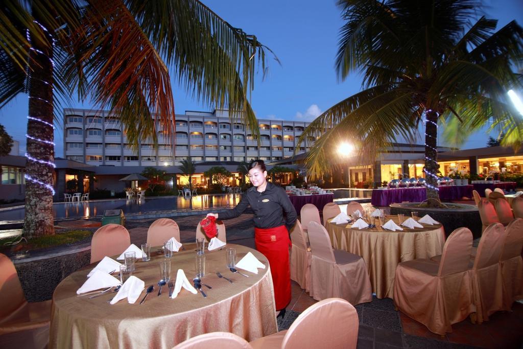 Pangeran Beach Hotel Padang  Exteriör bild