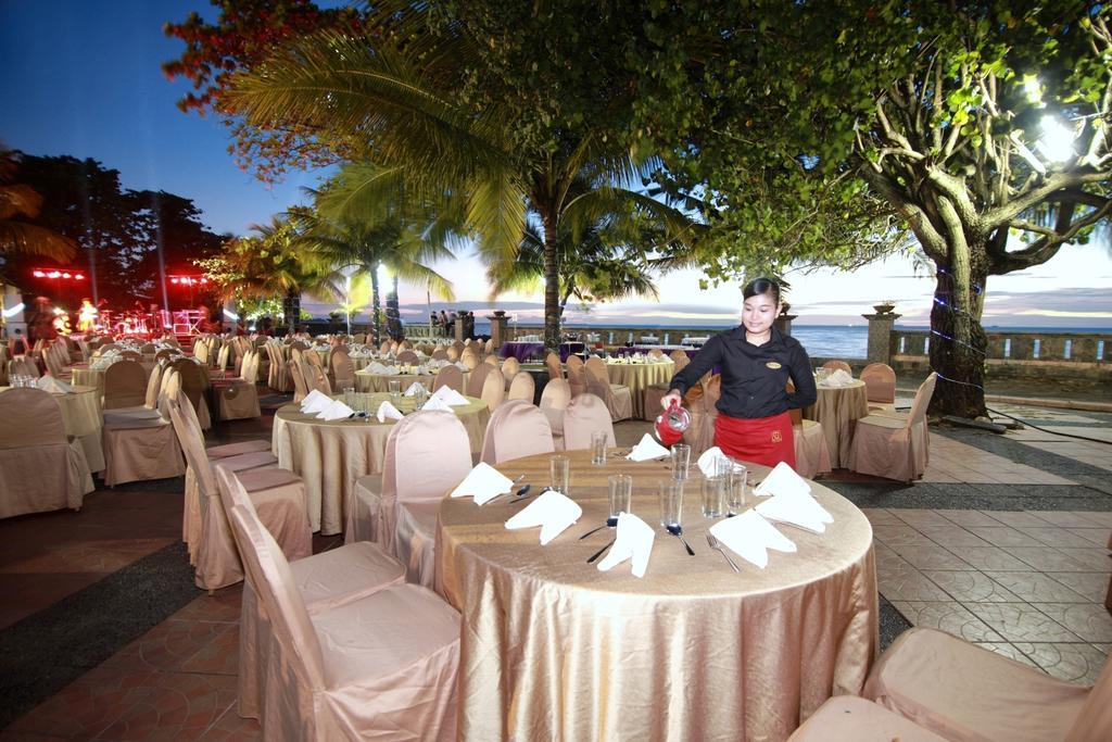 Pangeran Beach Hotel Padang  Exteriör bild